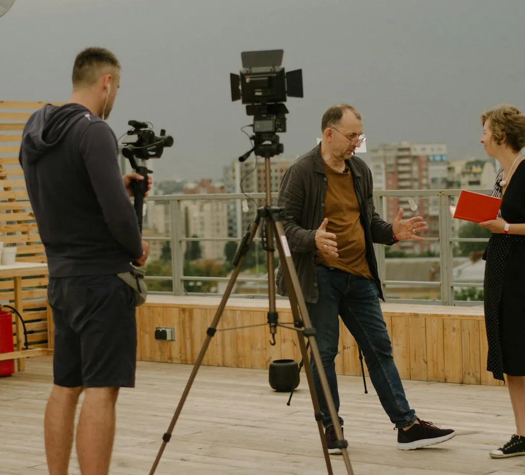 Tripod üzerindeki kamerayla çekilen bir röportaj