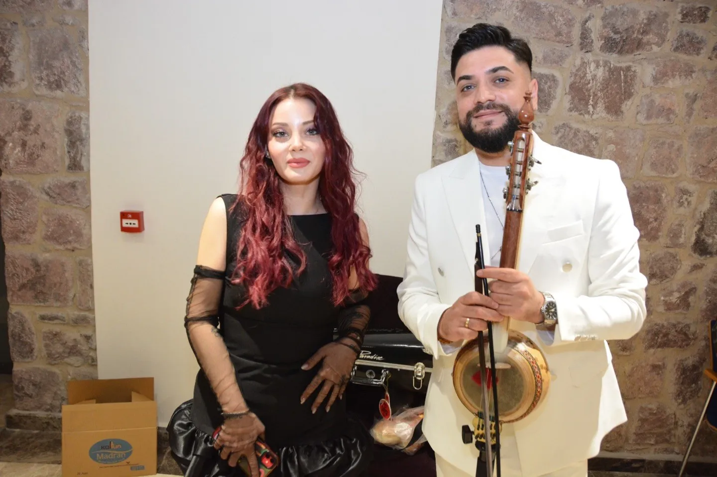 Mois Event kurucusu Merve Oygur bir etkinlikte saksafon sanatçısıyla